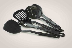 Stiamo usando tutti questo utensile da cucina in modo sbagliato: ecco la sua vera funzione