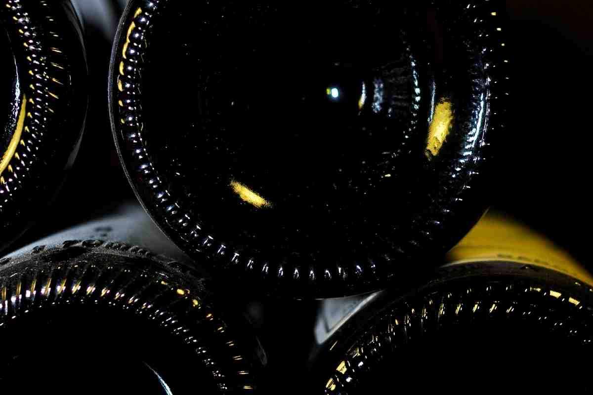 Perché le bottiglie di vino hanno la rientranza sotto? Il motivo non è quello che credi