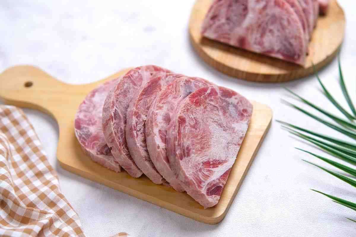 Scongelare la carne nel modo sbagliato: l’errore comune che può mettere a rischio la tua salute