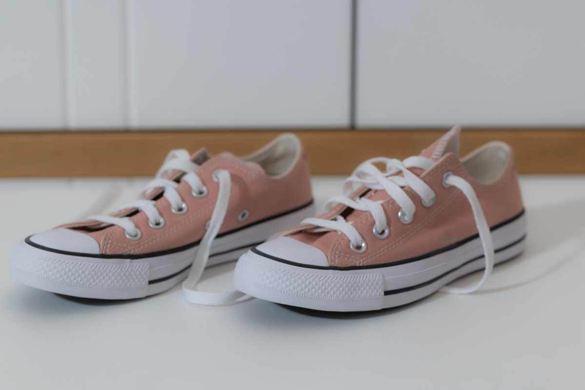 A cosa servono davvero i buchi nelle Converse? Il dettaglio che (quasi) nessuno conosce