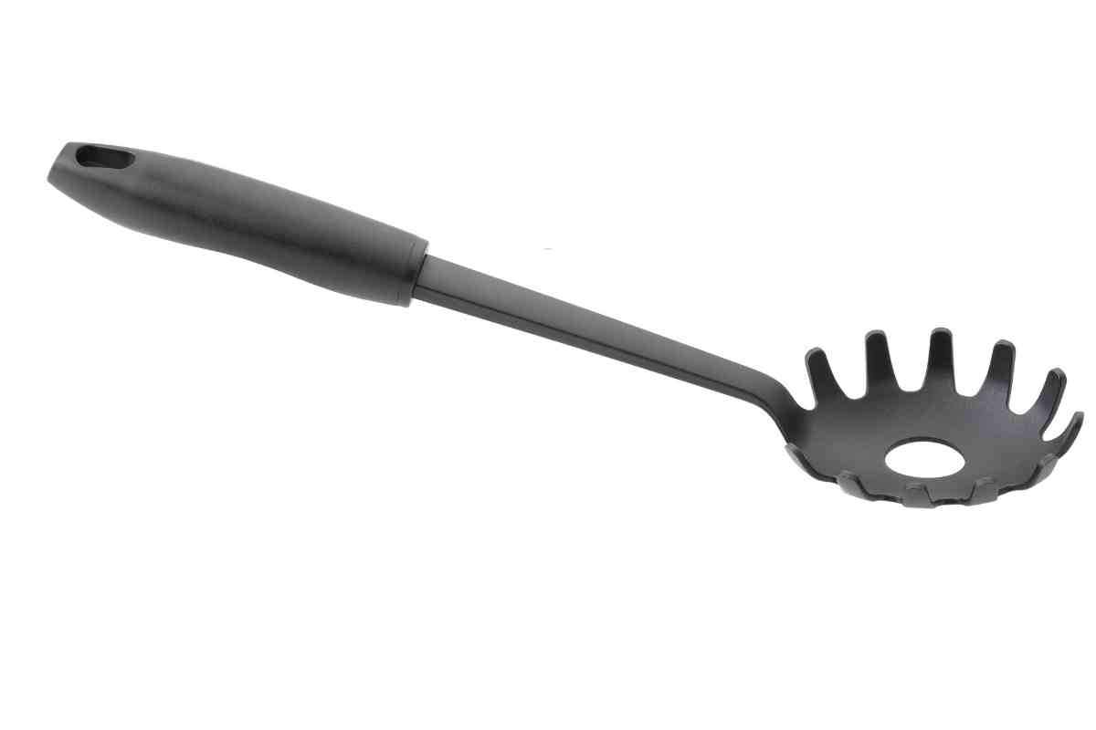 Stiamo usando tutti questo utensile da cucina in modo sbagliato: ecco la sua vera funzione