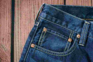 A cosa serve davvero il taschino piccolo dei jeans? Non è per le monete