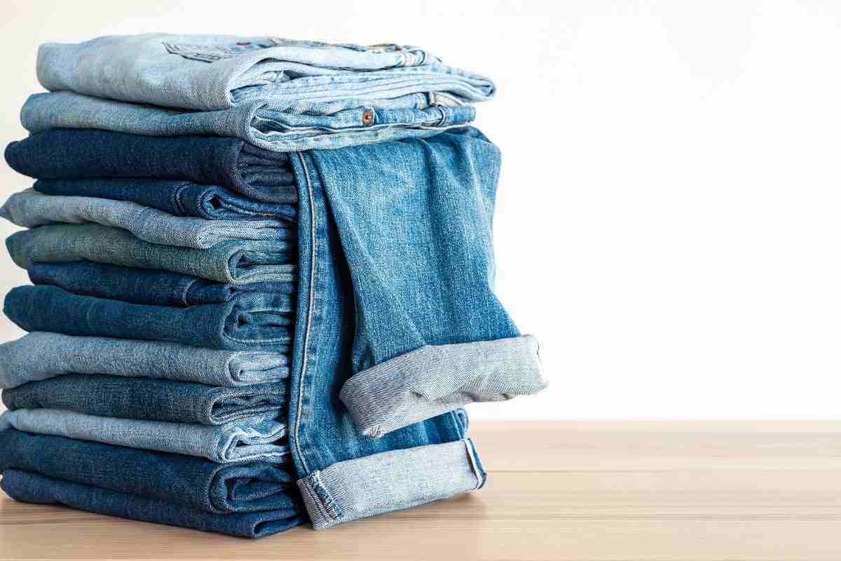 Perché i jeans vanno messi in frigo? Il trucco geniale che cambia tutto
