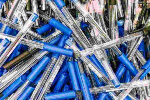 Perché il tappo sulle penne ha il buco? Il vero motivo è assurdo: abbiamo sempre sbagliato ad usarle