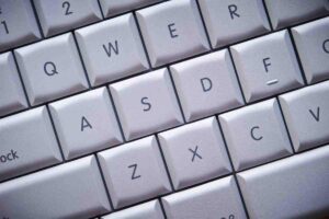 Perché i tasti "F" e "J" della tastiera hanno un trattino in rilievo? Il motivo vi stupirà