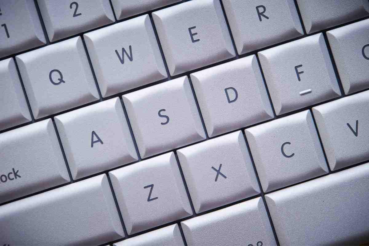Perché i tasti "F" e "J" della tastiera hanno un trattino in rilievo? Il motivo vi stupirà